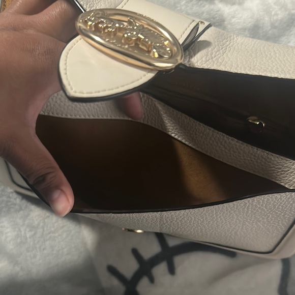 Elegant Cream Leather Shoulder Bag - Picture 3 of 5
